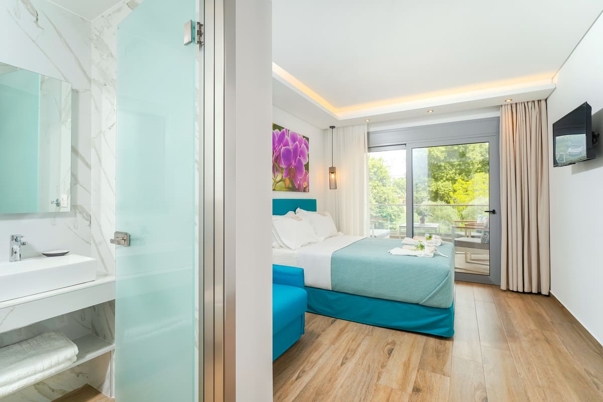 Tiara Holidays - Maria Elena Suites - deluxe double room kupatilo i soba